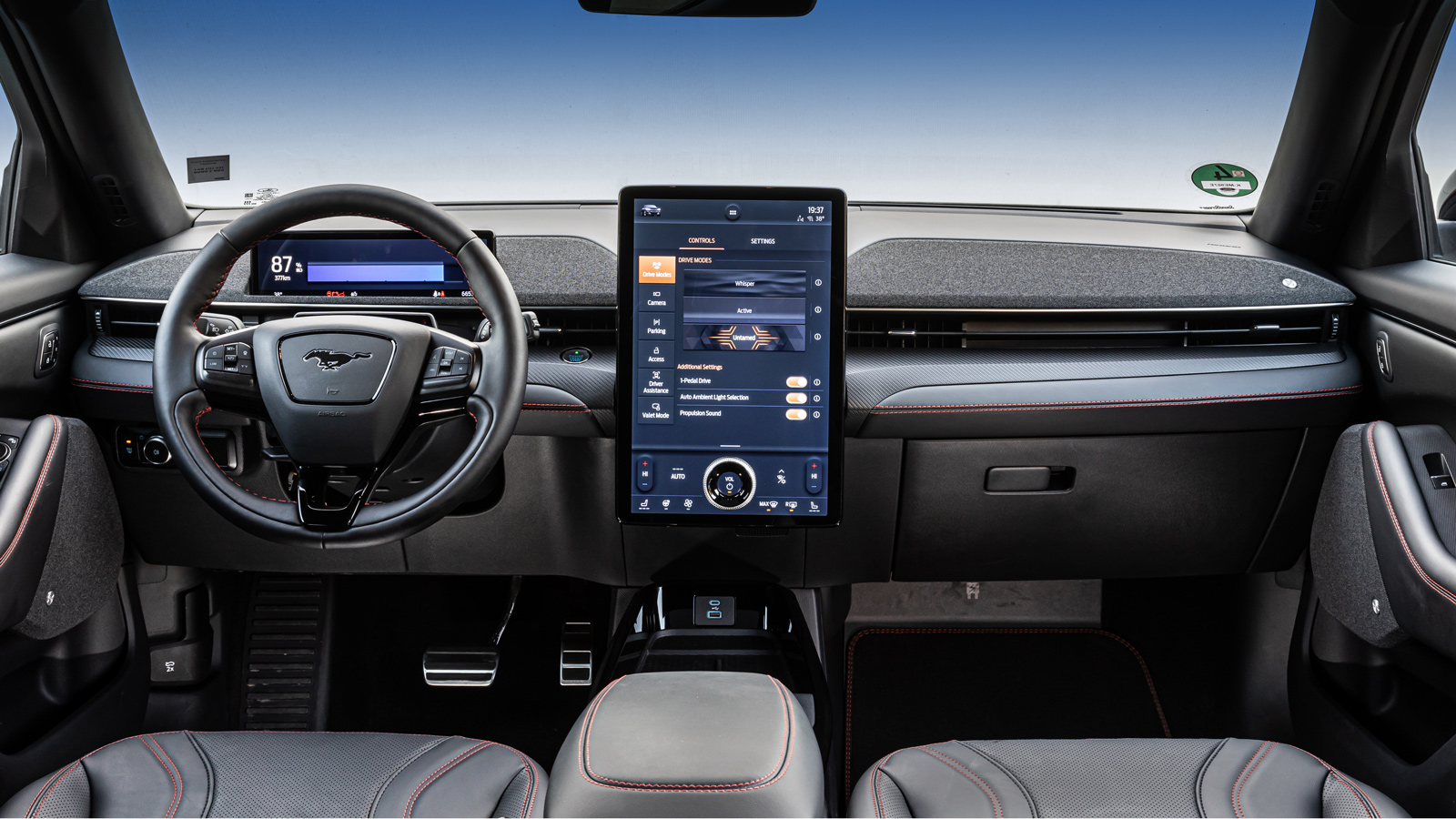 Η μεγάλη κάθετη οθόνη αφής 15,5 ιντσών είναι το κέντρο ελέγχου της νέας Mustang Mach E, αφού όλα ρυθμίζονται από εδώ: κλιματισμός, ηχοσύστημα, navigat